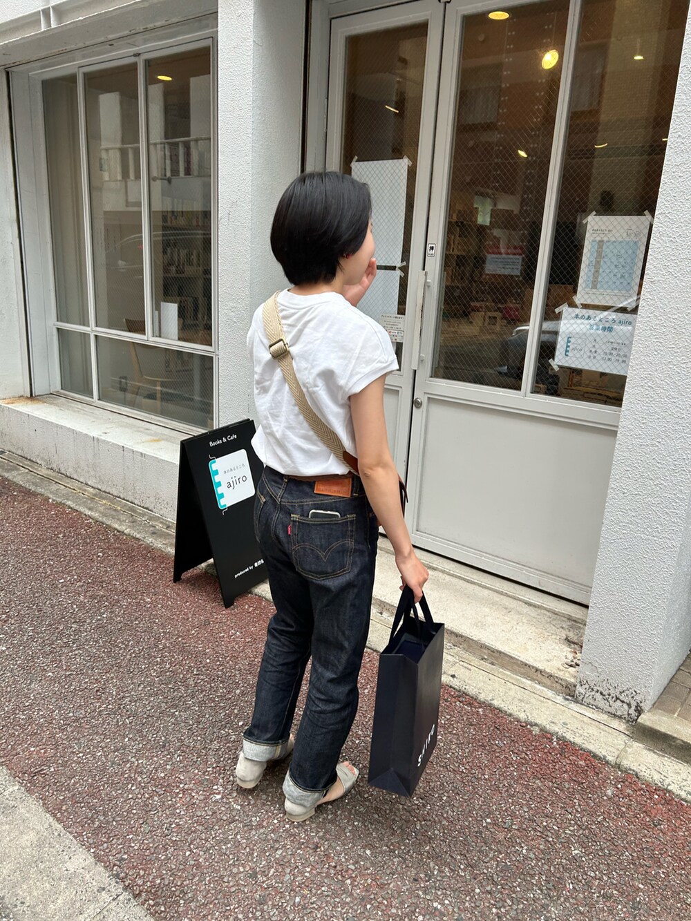 「夏コーデ、白Tシャツ、Levi's、デニム、革バッグ、シルバーシューズ」｜「Levi'sの《追加》《WEB限定》【Levi’s/リーバイス】別注501(R) ORIGINAL BLACK L30（デニムパンツ、ブラック系）」を使った、ちゃそさん（レディース・157cm）の夏コーディネートの2枚目の写真