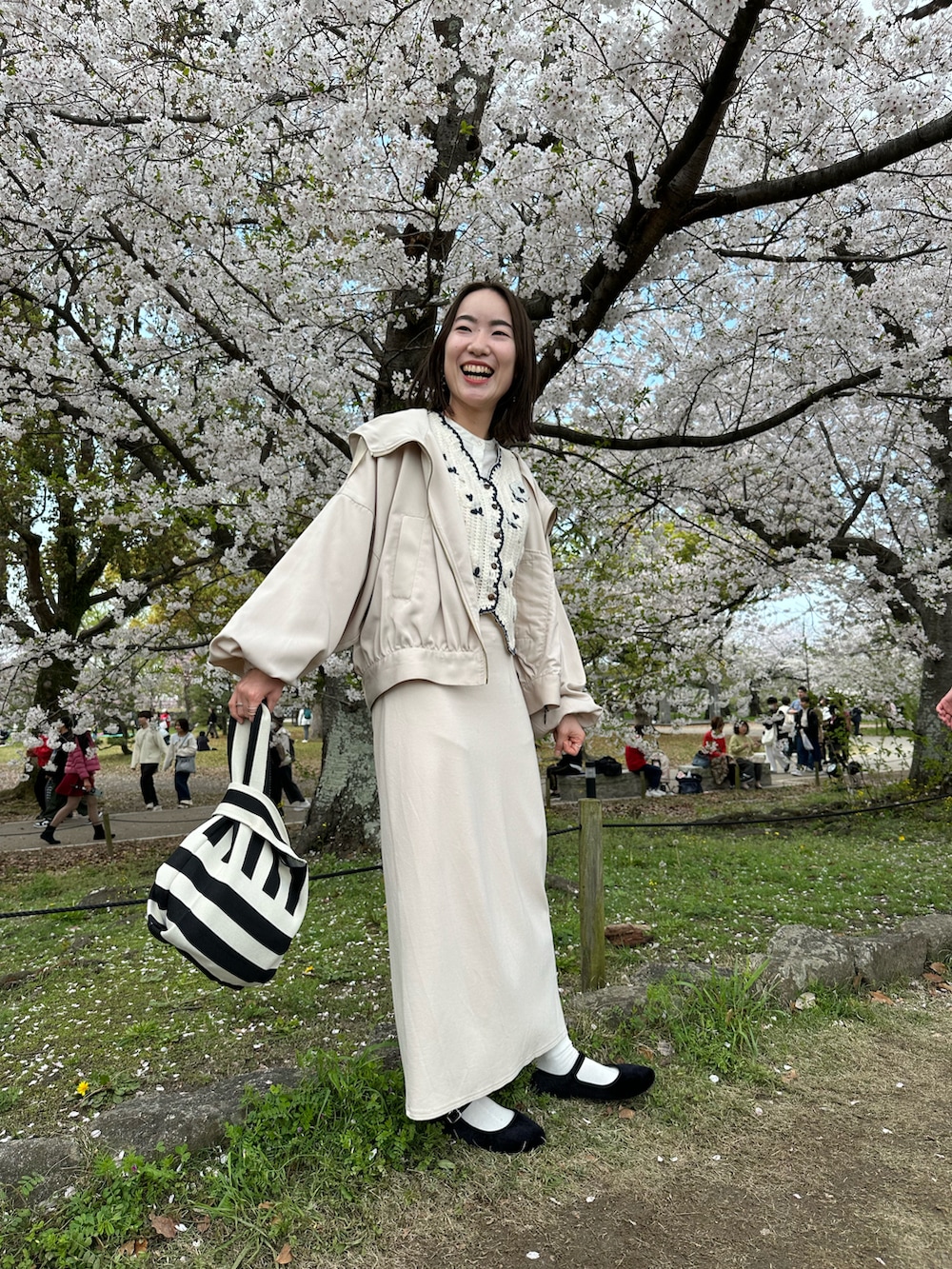 「春のNewスタイル、春ファッション、シンプルコーデ、春、キレイめ、ベスト、ワントーンコーデ、お花見コーデ」｜「Vietnamのアイテム（ベスト、ベージュ系）」を使った、ちゃそさん（レディース・157cm）の春コーディネートの2枚目の写真