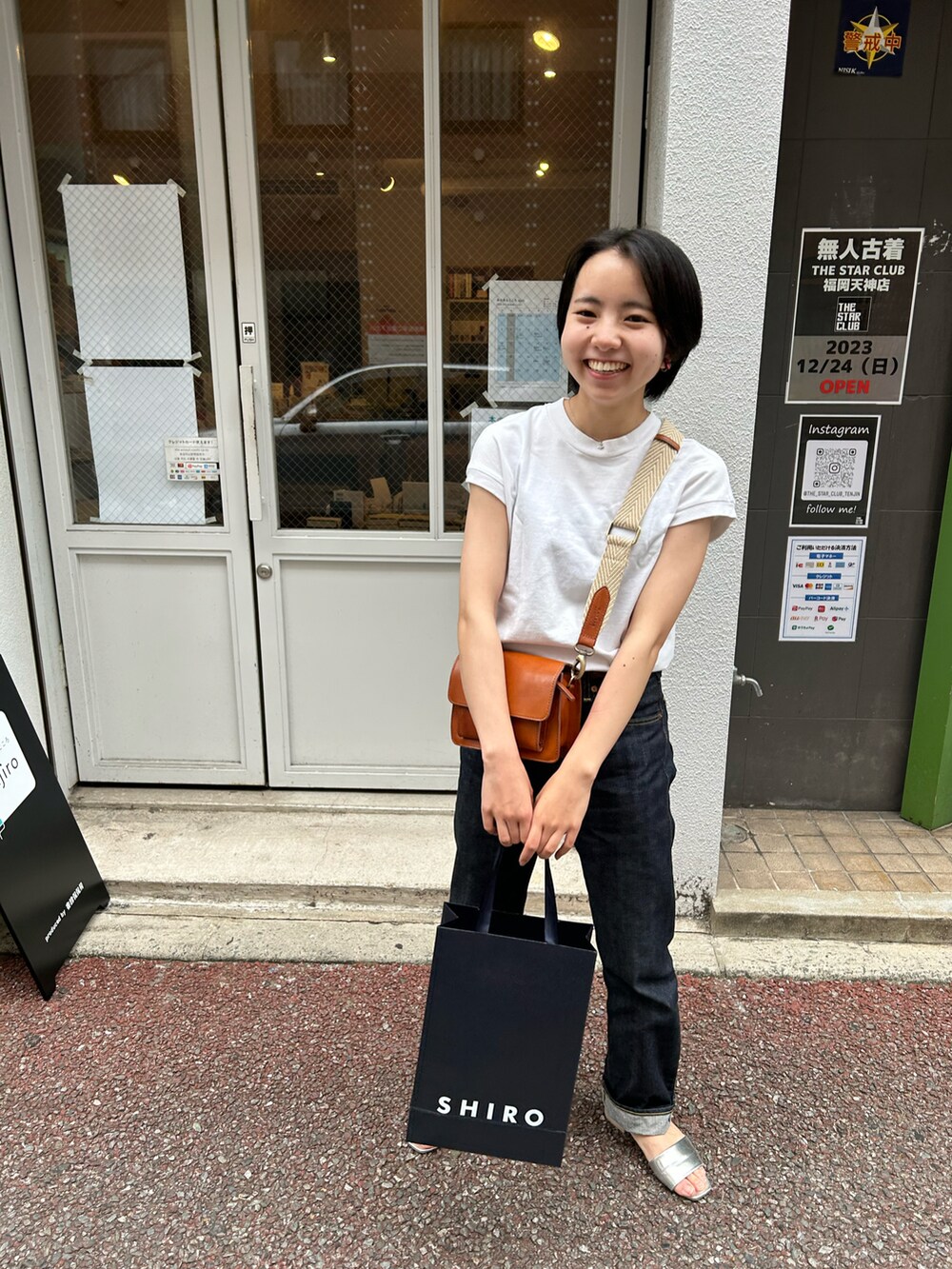 「夏コーデ、白Tシャツ、Levi's、デニム、革バッグ、シルバーシューズ」｜「Levi'sの《追加》《WEB限定》【Levi’s/リーバイス】別注501(R) ORIGINAL BLACK L30（デニムパンツ、ブラック系）」を使った、ちゃそさん（レディース・157cm）の夏コーディネートの3枚目の写真