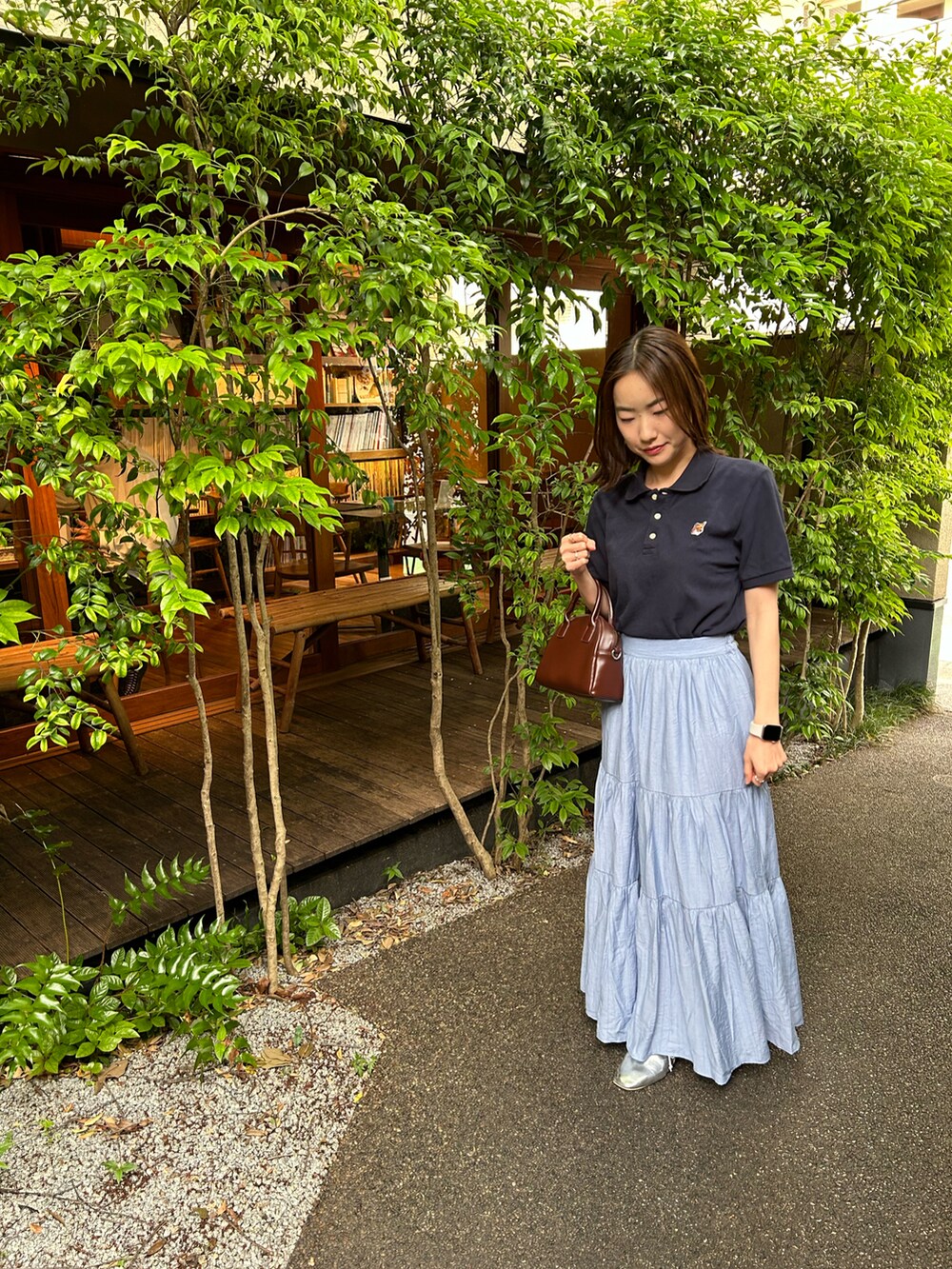 「きれいめカジュアル、オトナカジュアル、ティアードスカート、ブルー、ネイビー、ネイビー×ブルー、MAISON KITSUNE、シルバーシューズ」｜「Maison KitsuneのFOX HEAD PATCH CLASSIC POLO（ポロシャツ、ブルー系）」を使った、ちゃそさん（レディース・157cm）の春コーディネートの3枚目の写真