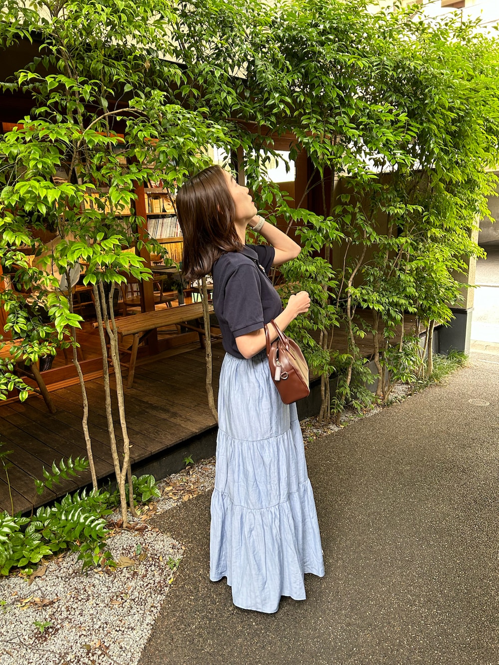 「きれいめカジュアル、オトナカジュアル、ティアードスカート、ブルー、ネイビー、ネイビー×ブルー、MAISON KITSUNE、シルバーシューズ」｜「Maison KitsuneのFOX HEAD PATCH CLASSIC POLO（ポロシャツ、ブルー系）」を使った、ちゃそさん（レディース・157cm）の春コーディネートの2枚目の写真