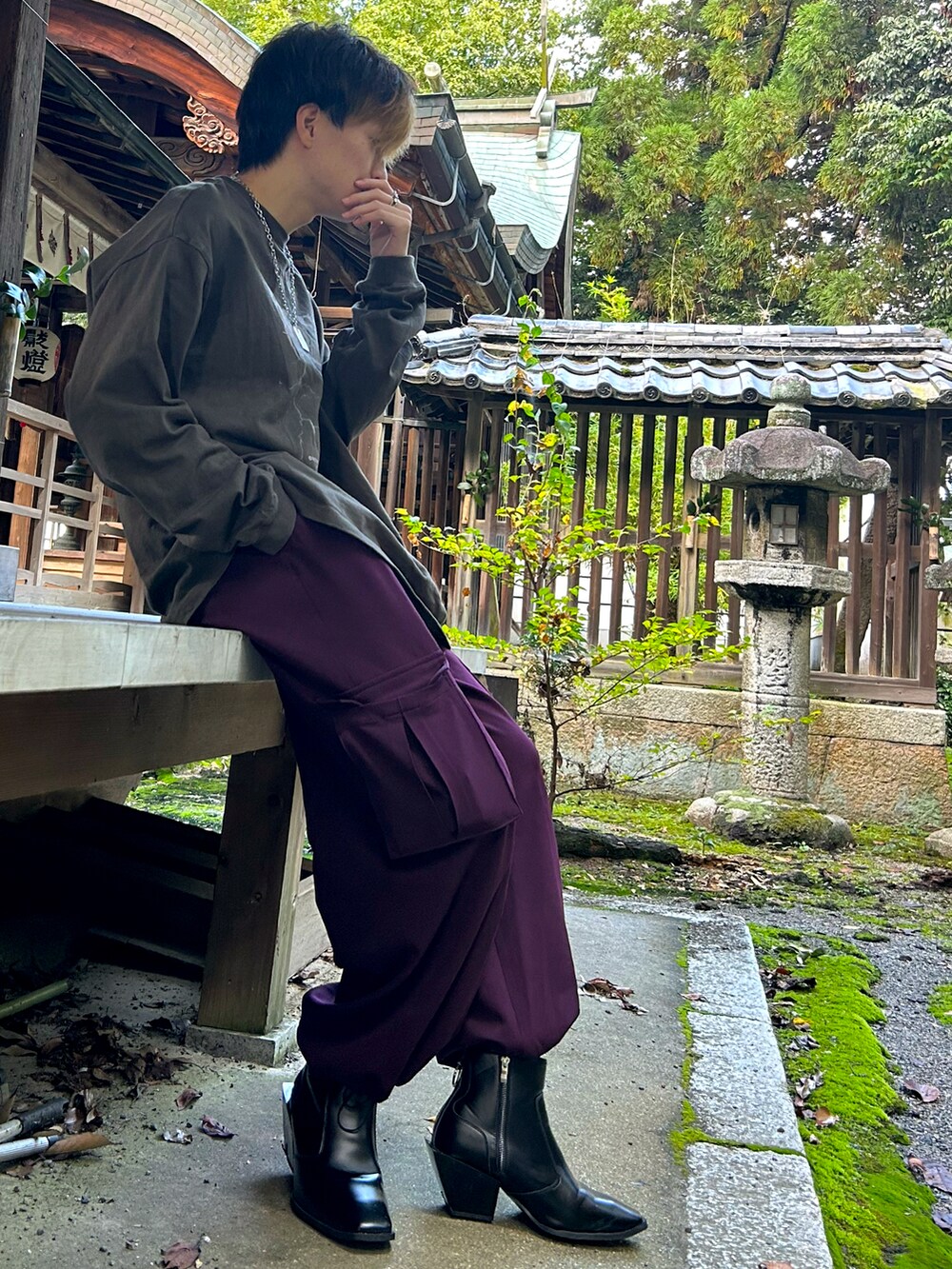 グレー系のTシャツ/カットソー、パープル系のカーゴパンツ、ブラック系のブーツを着用したメンズの秋コーディネートの3枚目の写真
