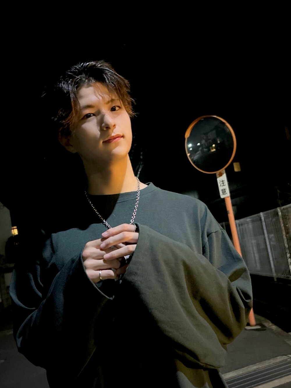 グリーン系のTシャツ/カットソー、ブラック系のデニムパンツ、シルバー系のネックレスを着用したメンズの秋コーディネートの2枚目の写真