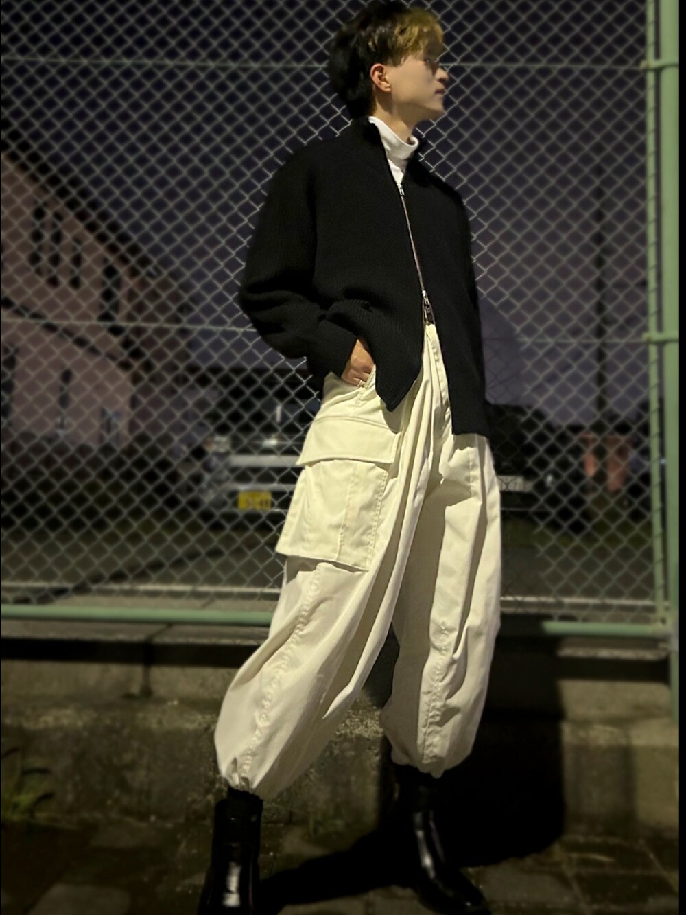 ブラック系のジャケット/アウター、ホワイト系のTシャツ/カットソー、ホワイト系のカーゴパンツを着用したメンズの秋コーディネートの2枚目の写真