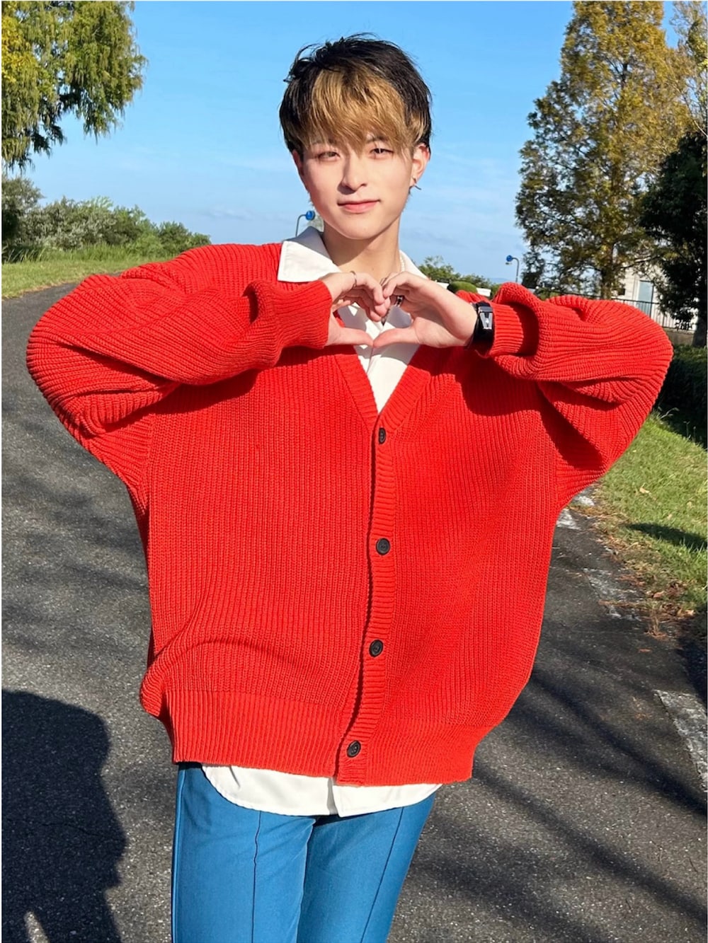 ブルー系のその他パンツ、オレンジ系のカーディガン/ボレロ、ホワイト系のシャツ/ブラウスを着用したメンズの秋コーディネートの2枚目の写真