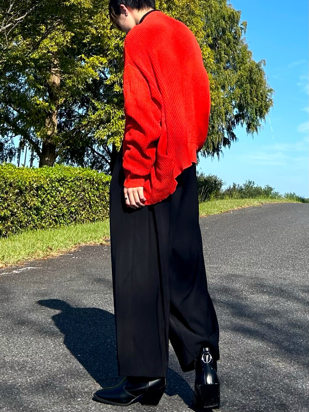 ブラック系のTシャツ/カットソー、ブラック系のその他パンツ、ブラック系のブーツを着用したメンズの秋コーディネートの4枚目の写真