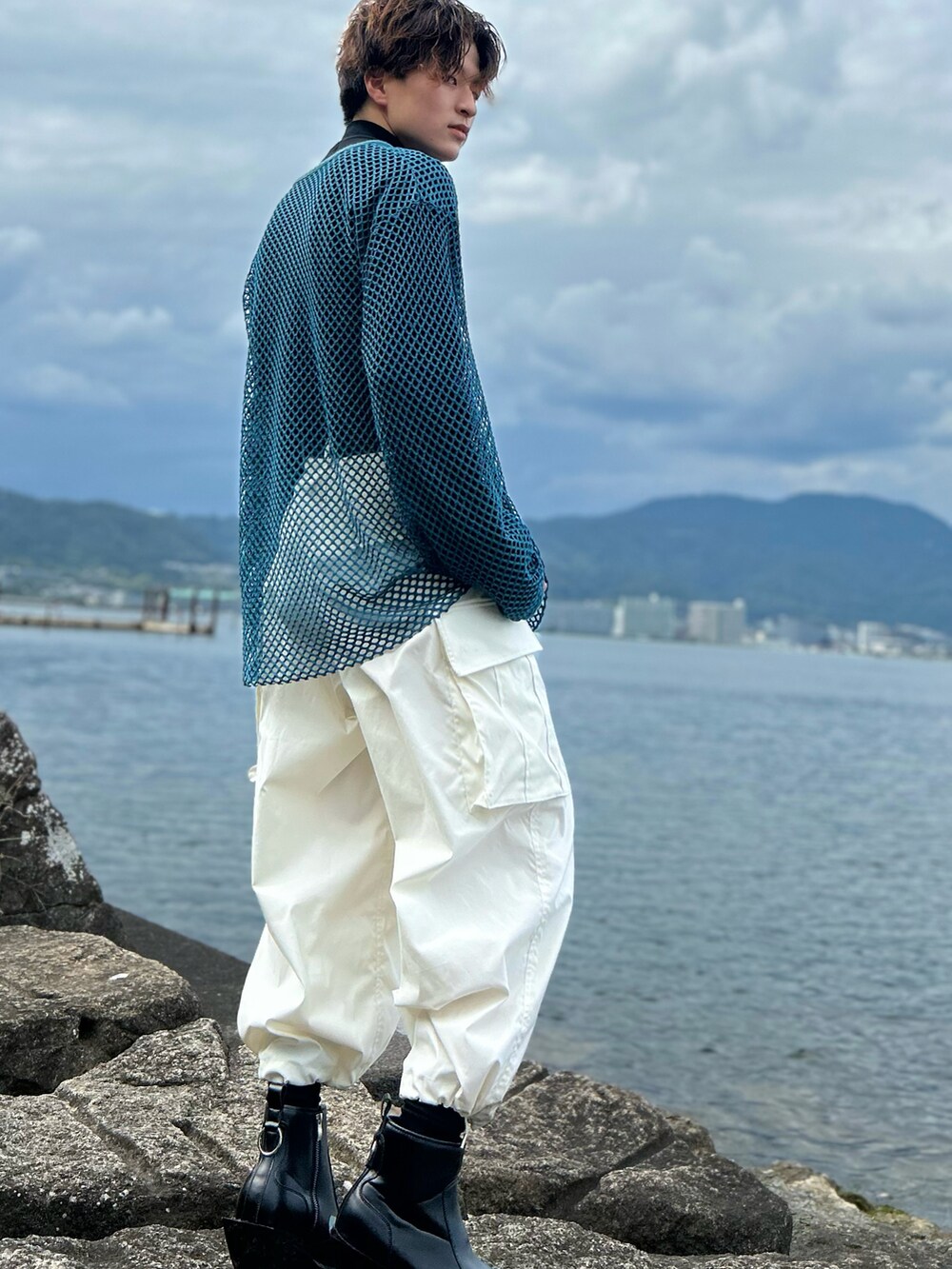 ブルー系のTシャツ/カットソー、ブラック系のTシャツ/カットソー、ホワイト系のカーゴパンツを着用したメンズの秋コーディネートの5枚目の写真