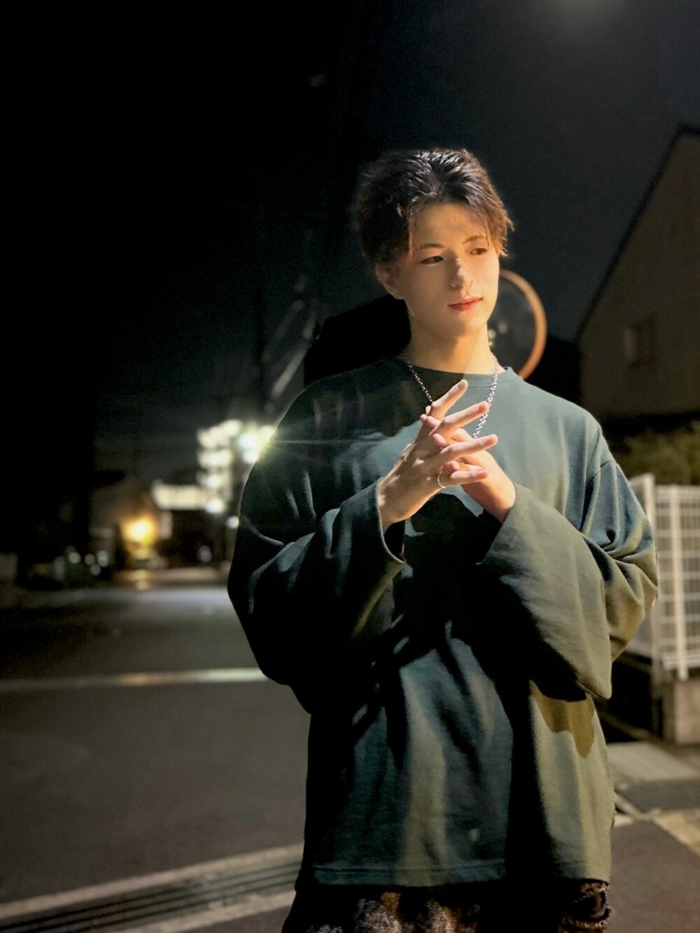 グリーン系のTシャツ/カットソー、ブラック系のデニムパンツ、シルバー系のネックレスを着用したメンズの秋コーディネートの3枚目の写真