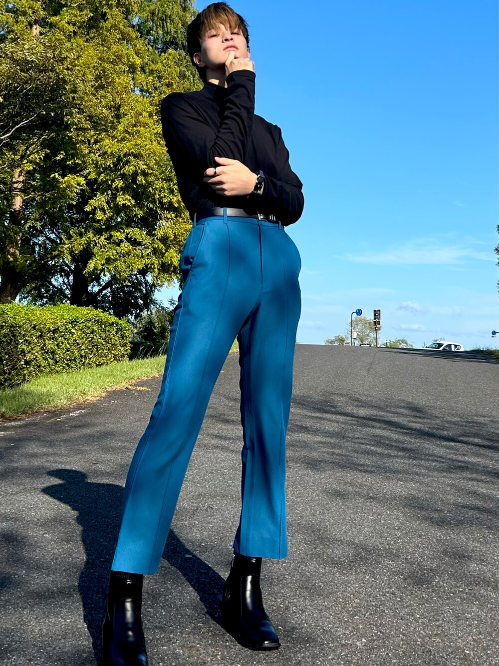 ブラック系のTシャツ/カットソー、ブルー系のその他パンツ、ブラック系のブーツを着用したメンズの秋コーディネートの2枚目の写真