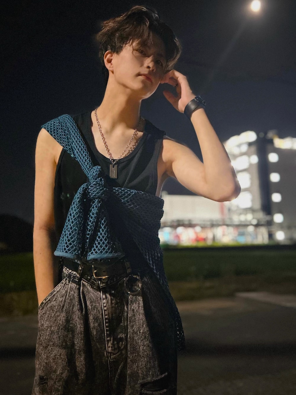 ブルー系のTシャツ/カットソー、ブラック系のデニムパンツ、ベージュ系のスニーカーを着用したメンズの秋コーディネートの2枚目の写真