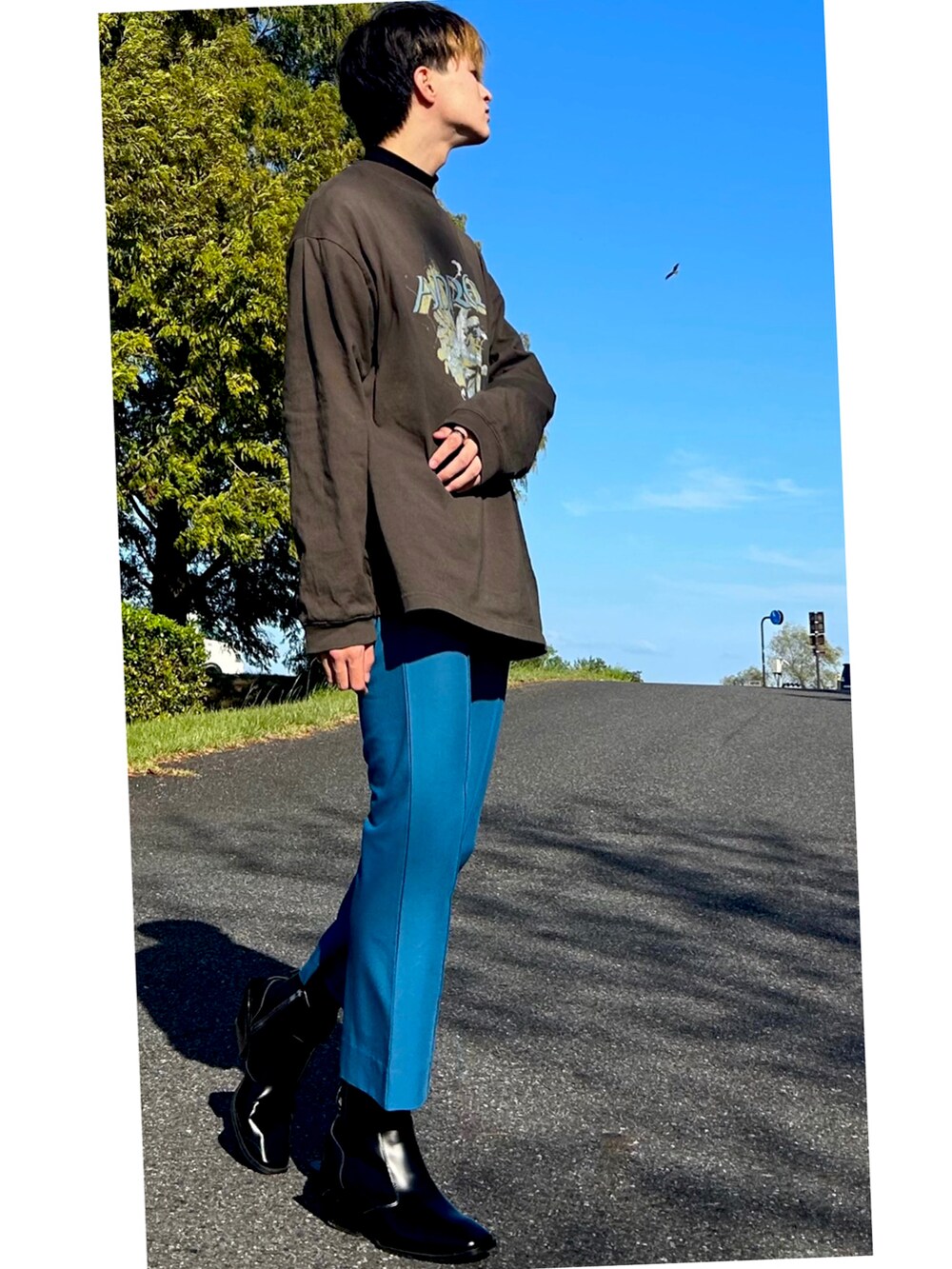 グレー系のTシャツ/カットソー、ブラック系のTシャツ/カットソー、ブルー系のその他パンツを着用したメンズの秋コーディネートの2枚目の写真