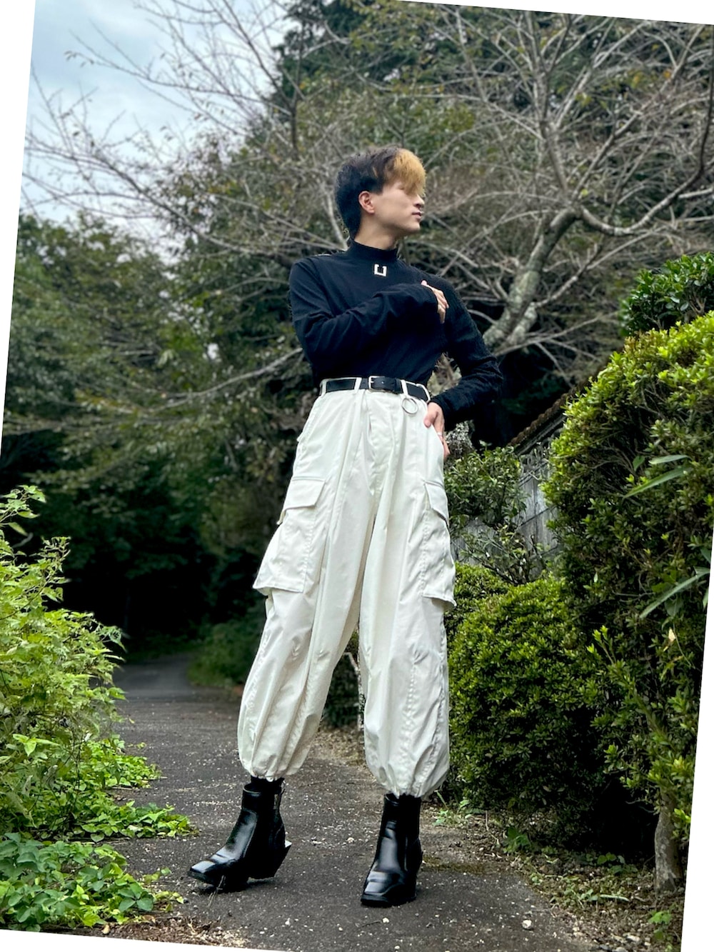 ホワイト系のカーゴパンツ、ブラック系のブーツ、ブラック系のTシャツ/カットソーを着用したメンズの秋コーディネートの3枚目の写真
