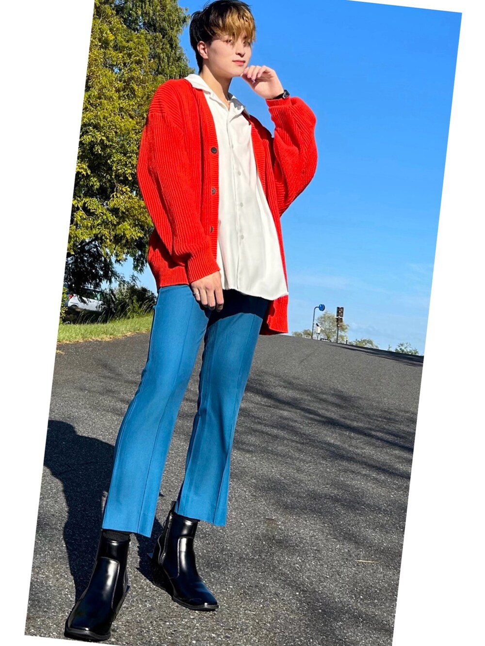 ブルー系のその他パンツ、オレンジ系のカーディガン/ボレロ、ホワイト系のシャツ/ブラウスを着用したメンズの秋コーディネートの3枚目の写真