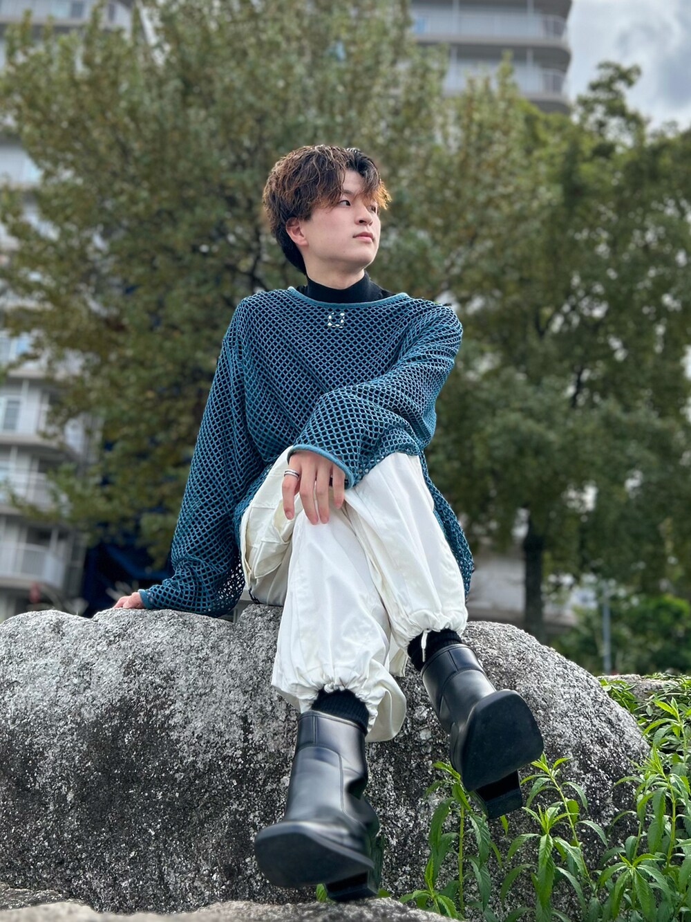 ブルー系のTシャツ/カットソー、ブラック系のTシャツ/カットソー、ホワイト系のカーゴパンツを着用したメンズの秋コーディネートの2枚目の写真