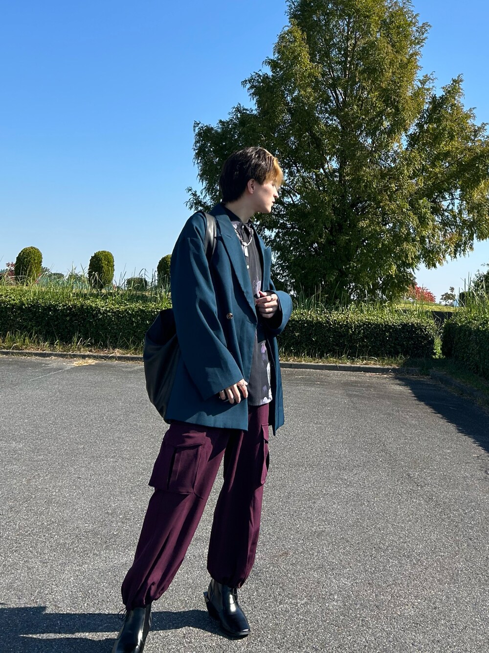 ブルー系のテーラードジャケット、レッド系のその他パンツ、ブラック系のブーツを着用したメンズの秋コーディネートの3枚目の写真