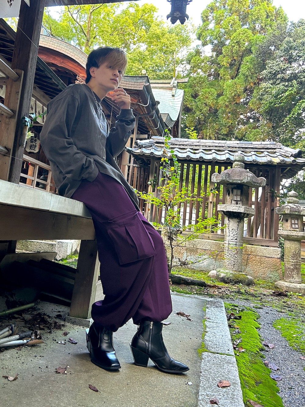 グレー系のTシャツ/カットソー、パープル系のカーゴパンツ、ブラック系のブーツを着用したメンズの秋コーディネートの2枚目の写真