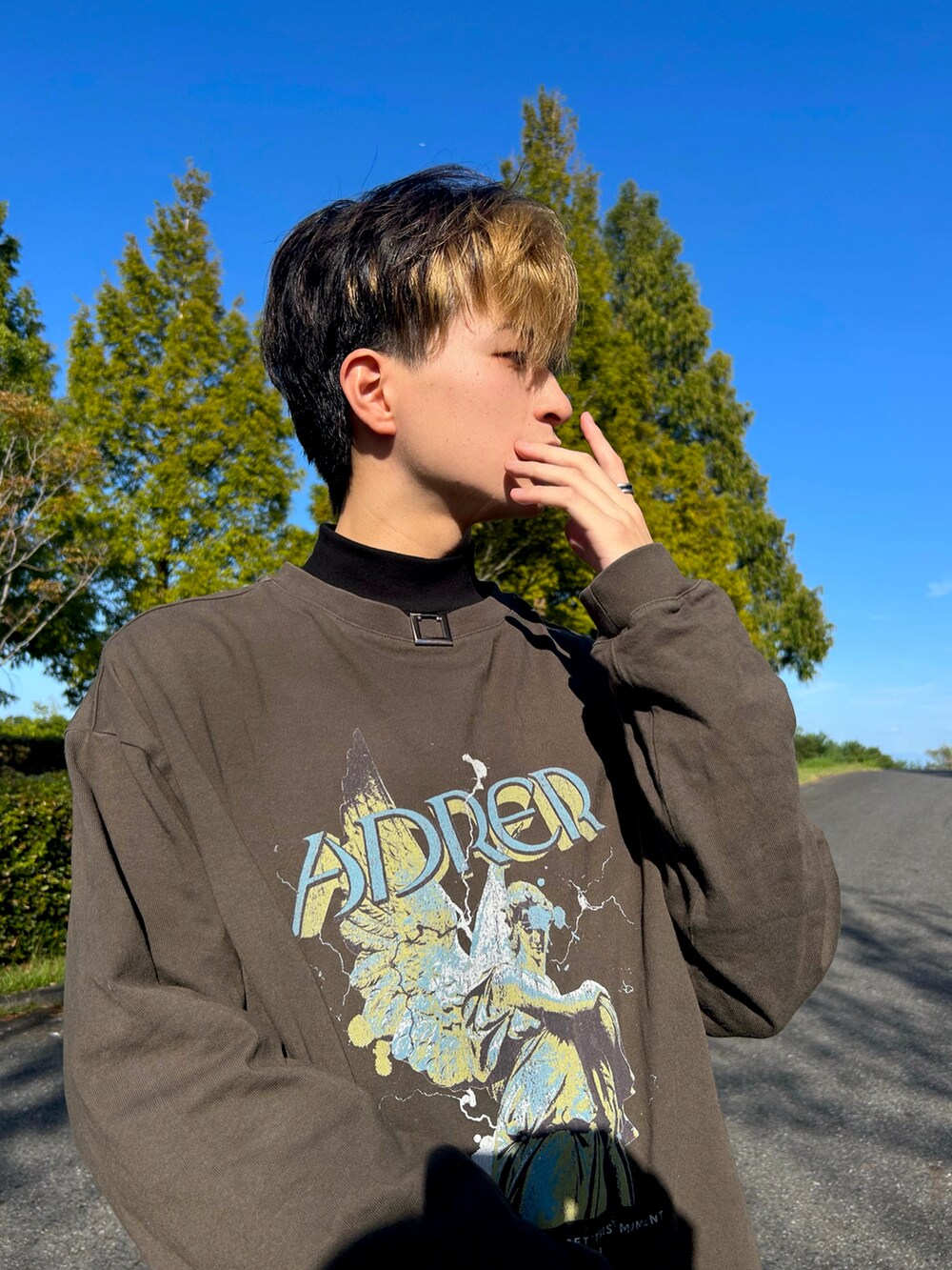 グレー系のTシャツ/カットソー、ブラック系のその他パンツ、ブラック系のブーツを着用したメンズの秋コーディネートの3枚目の写真