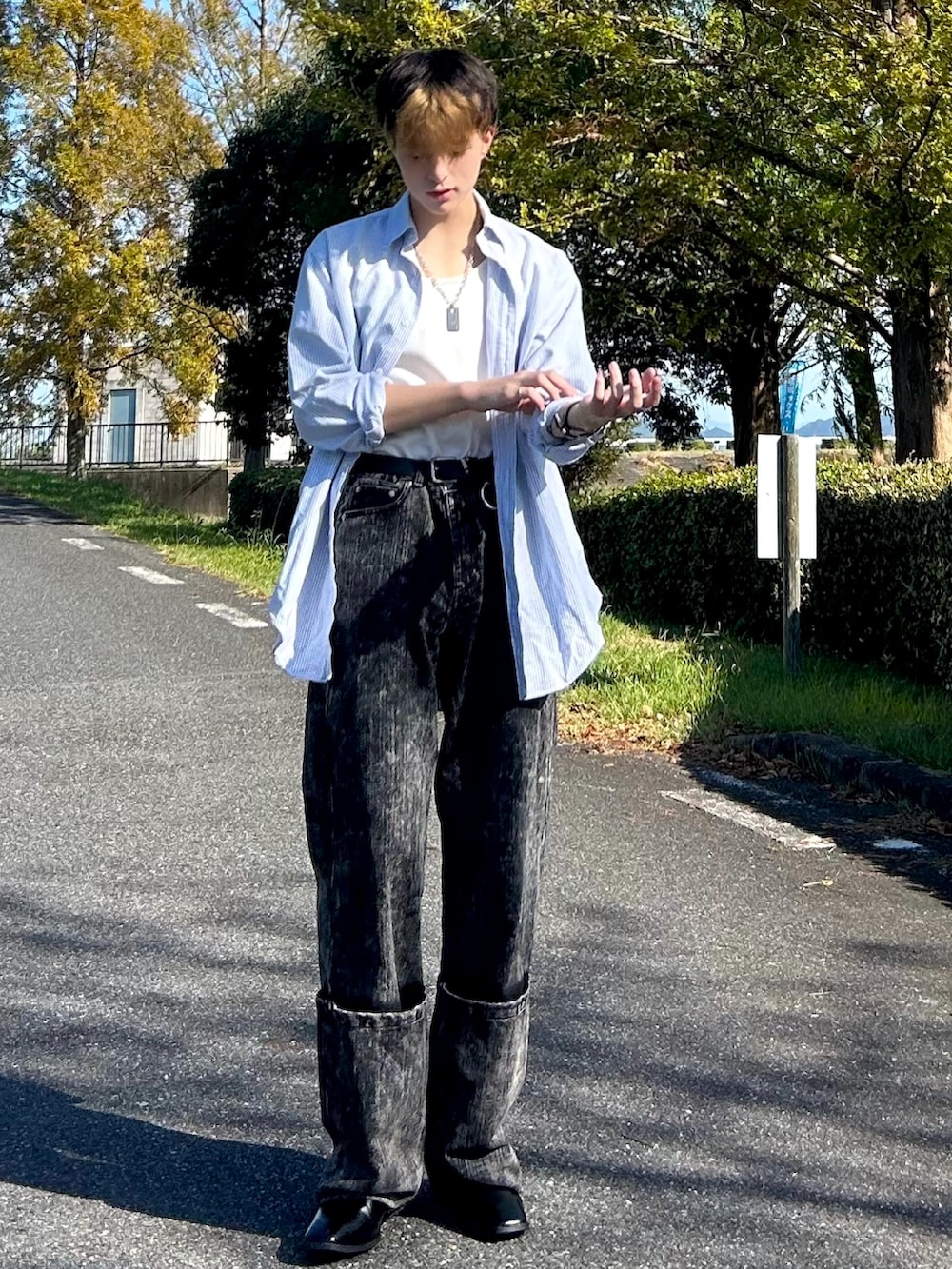 その他のシャツ/ブラウス、ホワイト系のタンクトップ、ブラック系のデニムパンツを着用したメンズの秋コーディネートの2枚目の写真