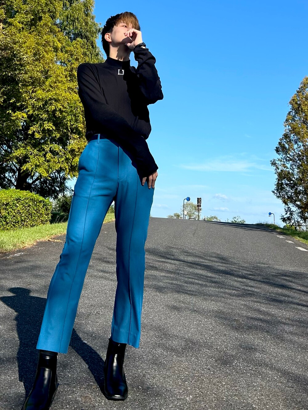 ブラック系のTシャツ/カットソー、ブルー系のその他パンツ、ブラック系のブーツを着用したメンズの秋コーディネートの3枚目の写真