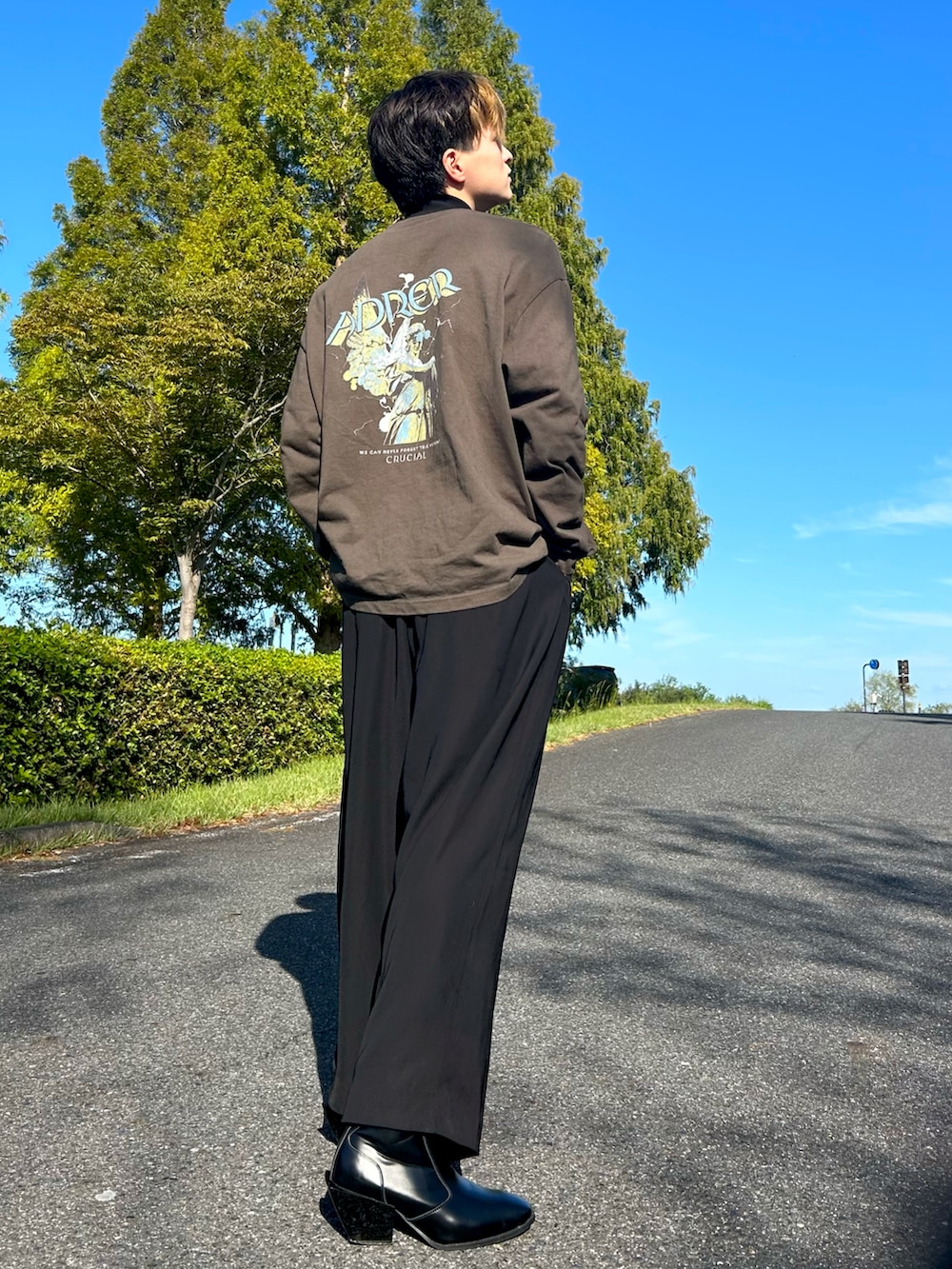 グレー系のTシャツ/カットソー、ブラック系のその他パンツ、ブラック系のブーツを着用したメンズの秋コーディネートの2枚目の写真