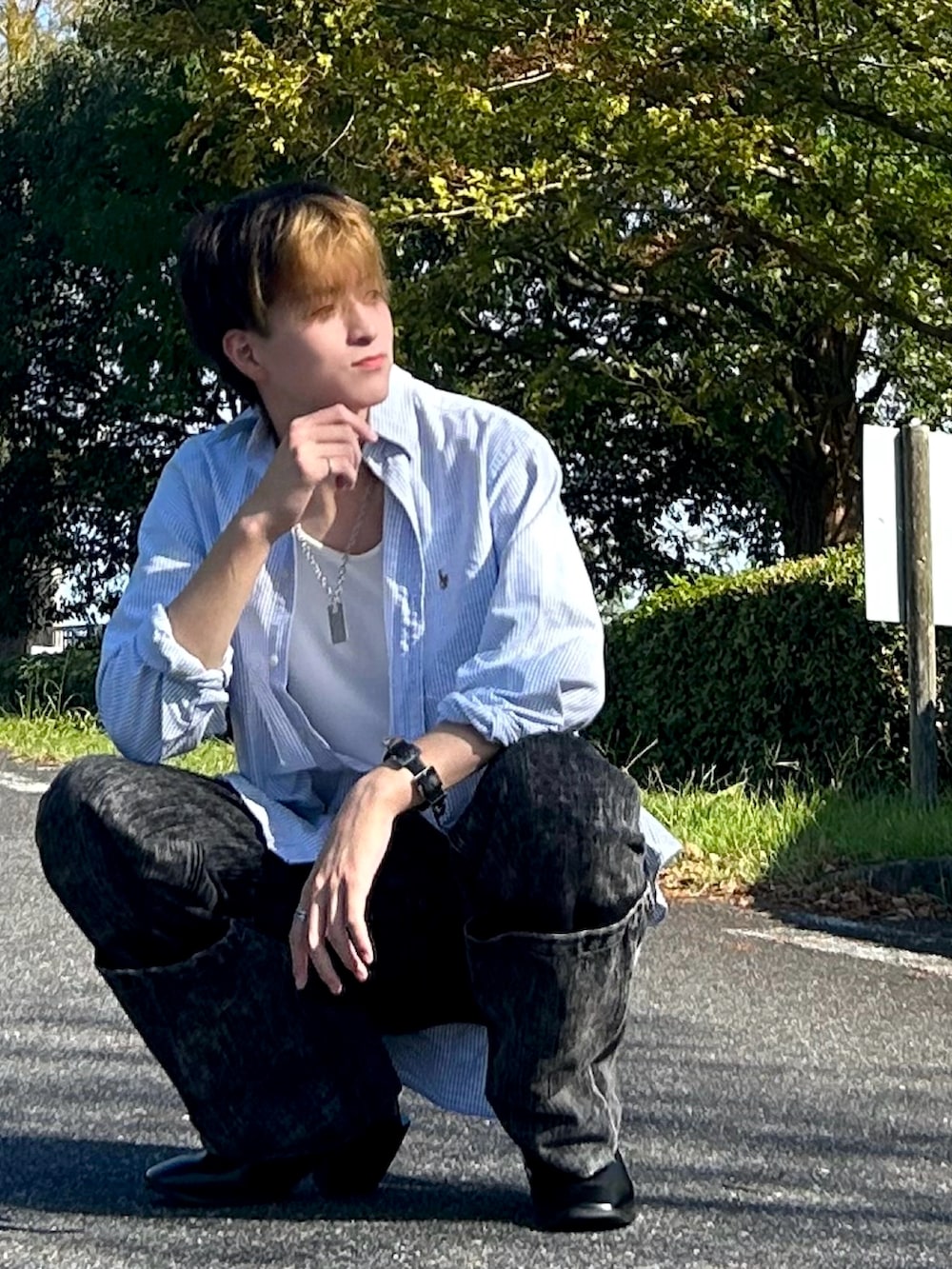 その他のシャツ/ブラウス、ホワイト系のタンクトップ、ブラック系のデニムパンツを着用したメンズの秋コーディネートの3枚目の写真