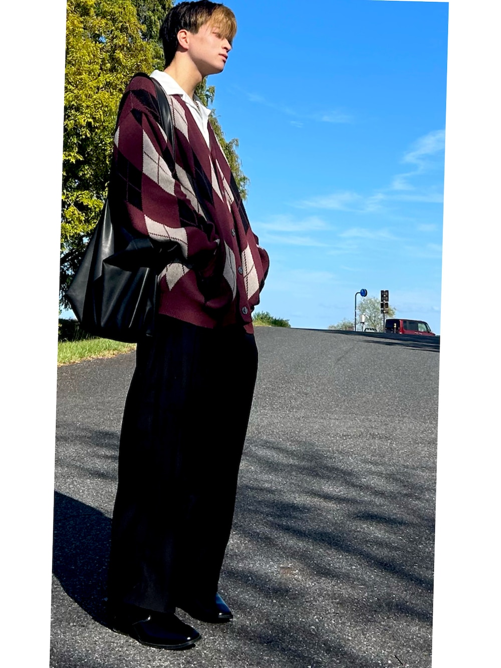 レッド系のカーディガン/ボレロ、ホワイト系のシャツ/ブラウス、ブラック系のその他パンツを着用したメンズの秋コーディネートの3枚目の写真