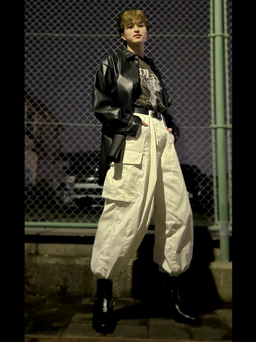 ホワイト系のカーゴパンツ、ブラック系のジャケット/アウター、グレー系のTシャツ/カットソーを着用したメンズの秋コーディネートの2枚目の写真