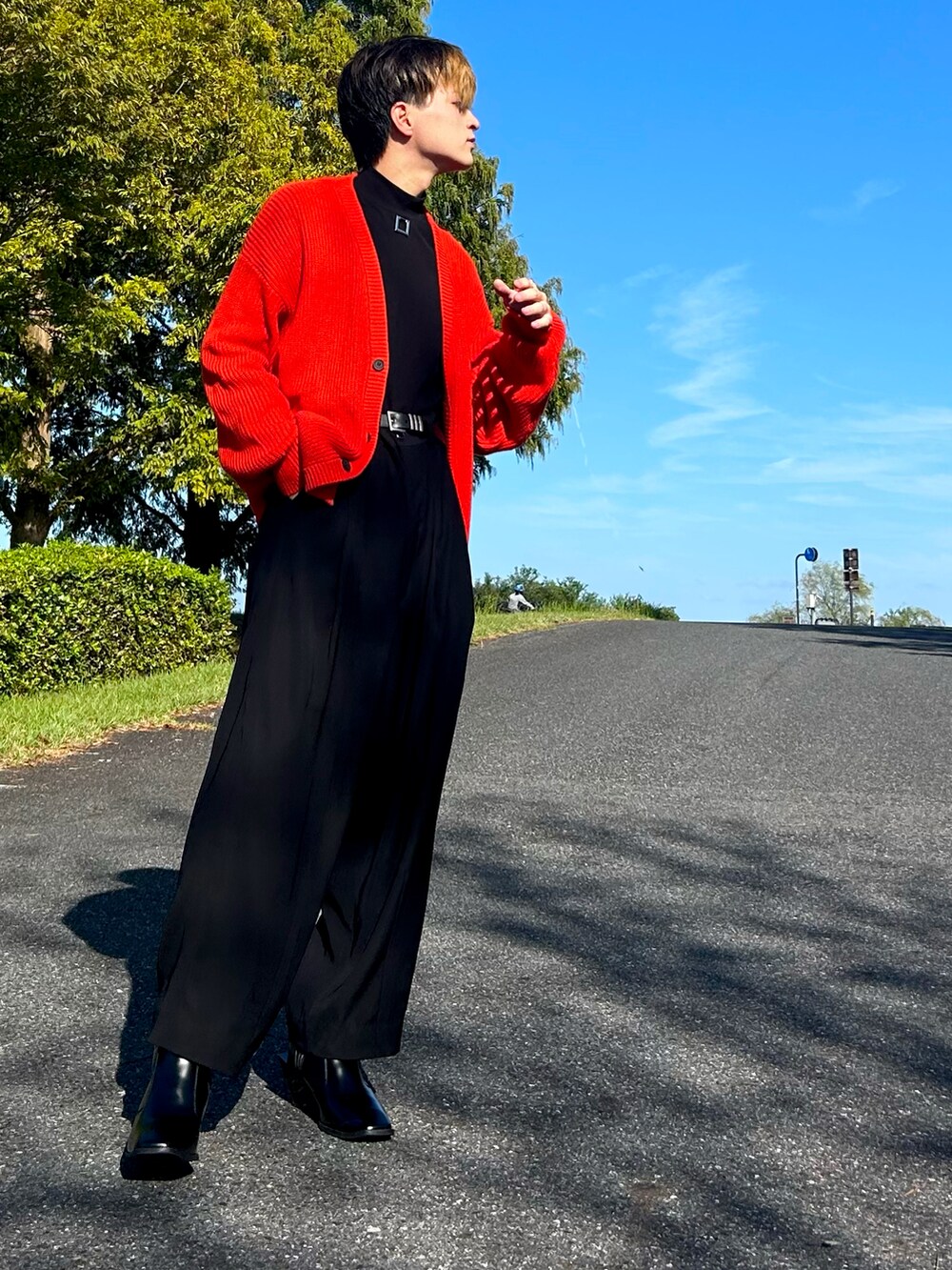 ブラック系のTシャツ/カットソー、ブラック系のその他パンツ、ブラック系のブーツを着用したメンズの秋コーディネートの3枚目の写真