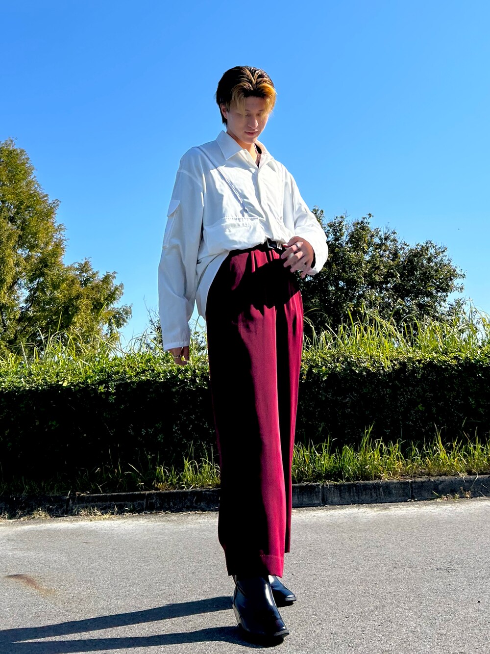 ホワイト系のその他アウター、レッド系のその他パンツ、ブラック系のブーツを着用したメンズの秋コーディネートの2枚目の写真