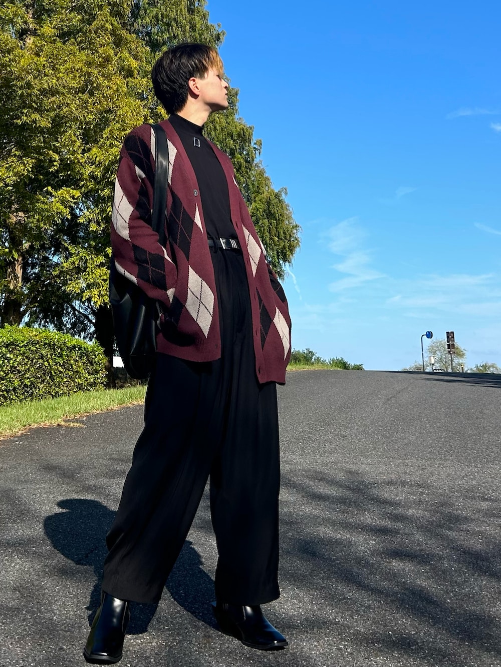 レッド系のカーディガン/ボレロ、ブラック系のTシャツ/カットソー、ブラック系のその他パンツを着用したメンズの秋コーディネートの3枚目の写真