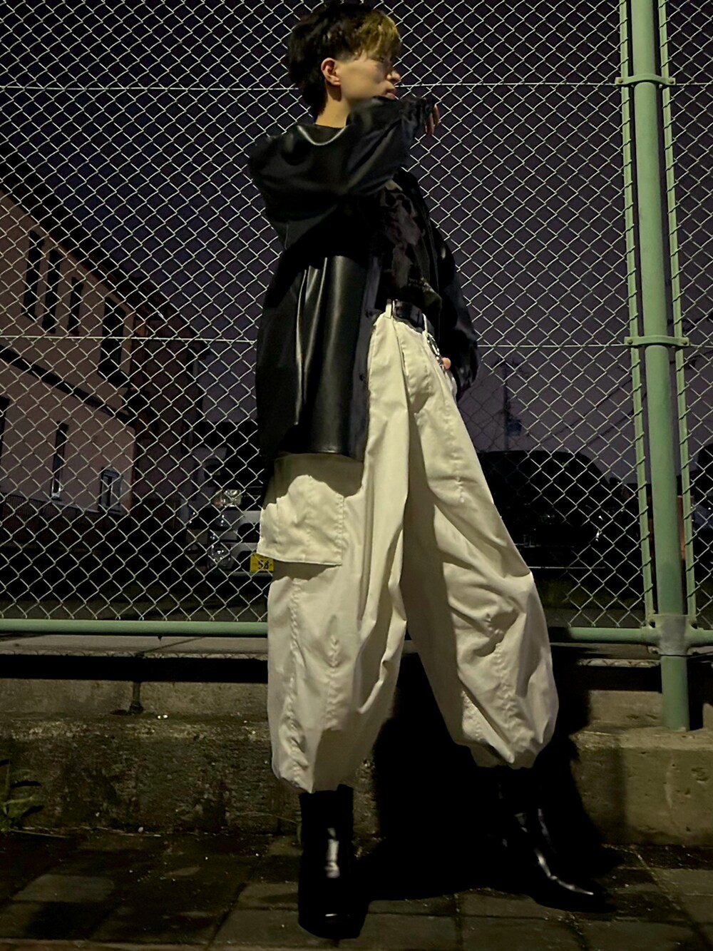 ホワイト系のカーゴパンツ、ブラック系のジャケット/アウター、グレー系のTシャツ/カットソーを着用したメンズの秋コーディネートの4枚目の写真