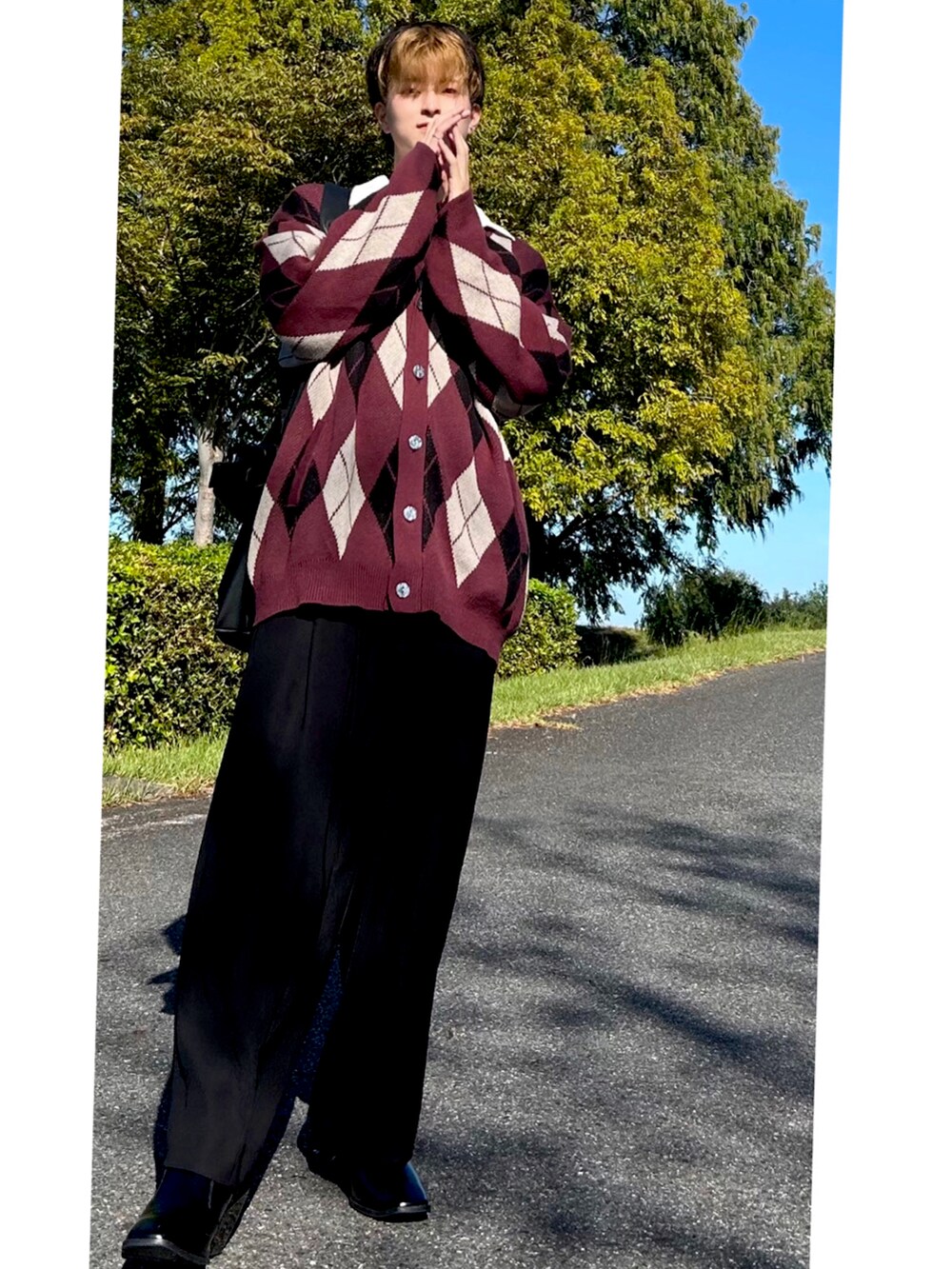 レッド系のカーディガン/ボレロ、ホワイト系のシャツ/ブラウス、ブラック系のその他パンツを着用したメンズの秋コーディネートの2枚目の写真