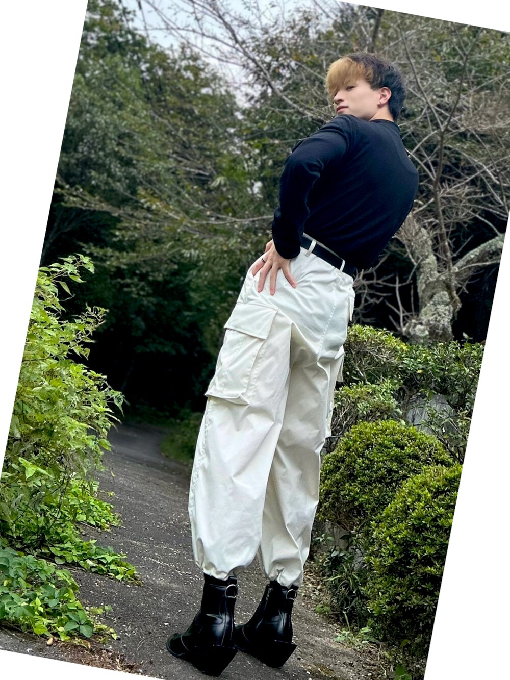 ホワイト系のカーゴパンツ、ブラック系のブーツ、ブラック系のTシャツ/カットソーを着用したメンズの秋コーディネートの2枚目の写真