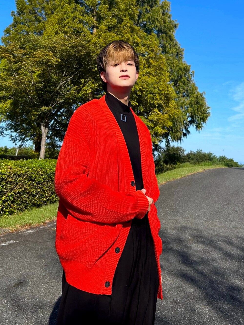 ブラック系のTシャツ/カットソー、ブラック系のその他パンツ、ブラック系のブーツを着用したメンズの秋コーディネートの2枚目の写真