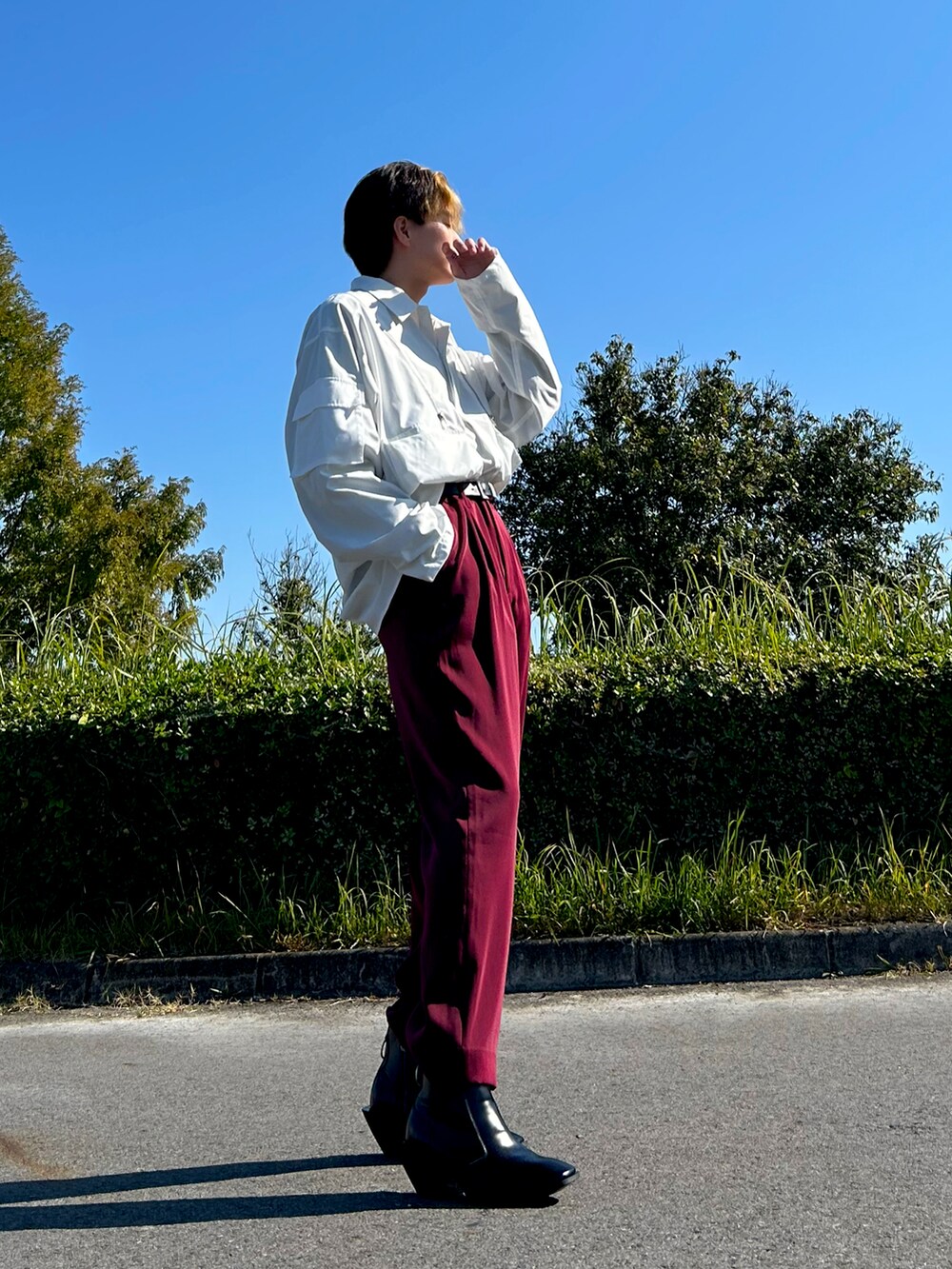 ホワイト系のその他アウター、レッド系のその他パンツ、ブラック系のブーツを着用したメンズの秋コーディネートの3枚目の写真