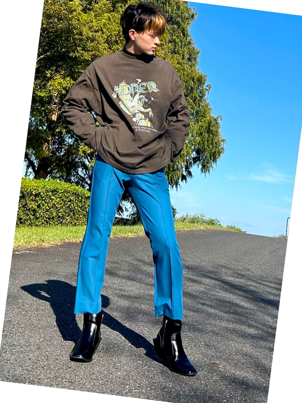 グレー系のTシャツ/カットソー、ブラック系のTシャツ/カットソー、ブルー系のその他パンツを着用したメンズの秋コーディネートの3枚目の写真