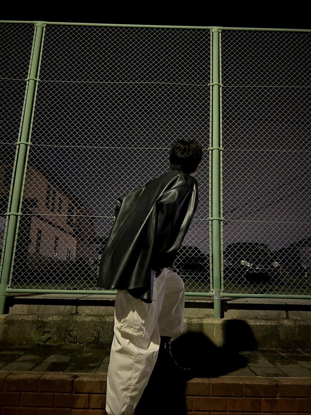 ホワイト系のカーゴパンツ、ブラック系のジャケット/アウター、グレー系のTシャツ/カットソーを着用したメンズの秋コーディネートの3枚目の写真