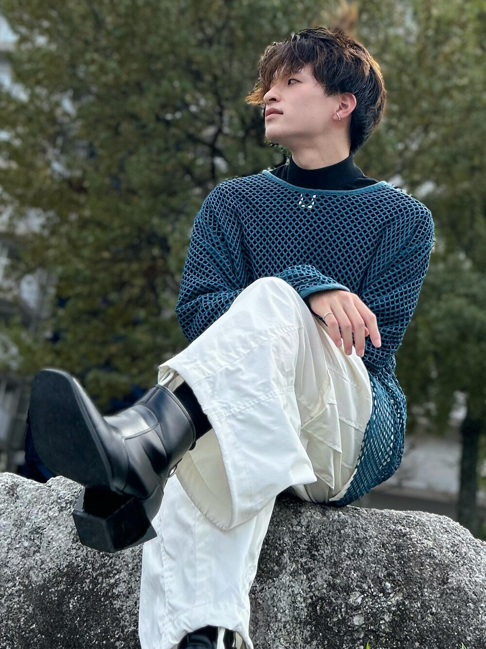 ブルー系のTシャツ/カットソー、ブラック系のTシャツ/カットソー、ホワイト系のカーゴパンツを着用したメンズの秋コーディネートの3枚目の写真
