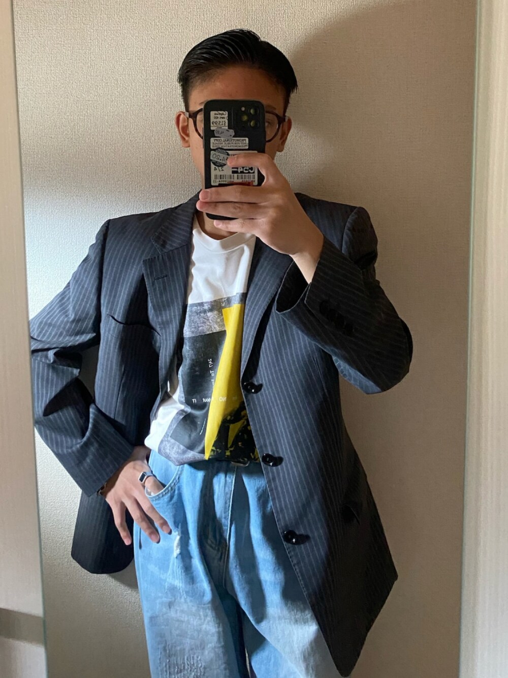 「デニムパンツ、サングラス、グラフィックＴ、ジャケット」｜「GUのアイテム（スーツジャケット、グレー系）」を使った、joncさん（骨格ウェーブ・メンズ・168cm）の春コーディネートの2枚目の写真