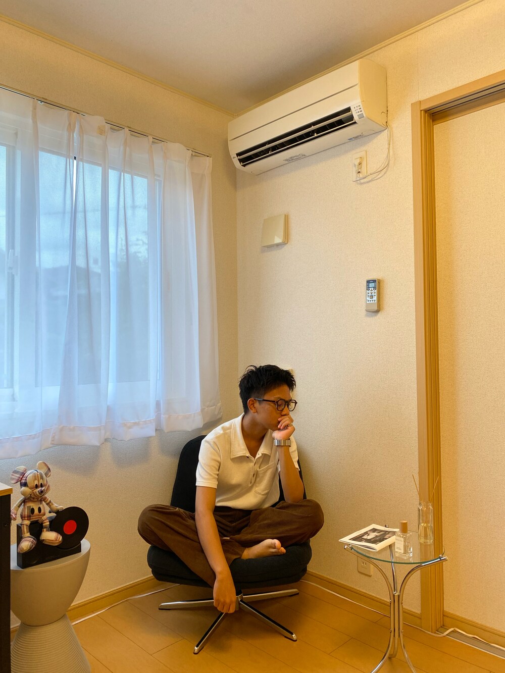 シルバー系のアナログ腕時計、ホワイト系のフィギュアを着用したメンズの秋コーディネートの2枚目の写真