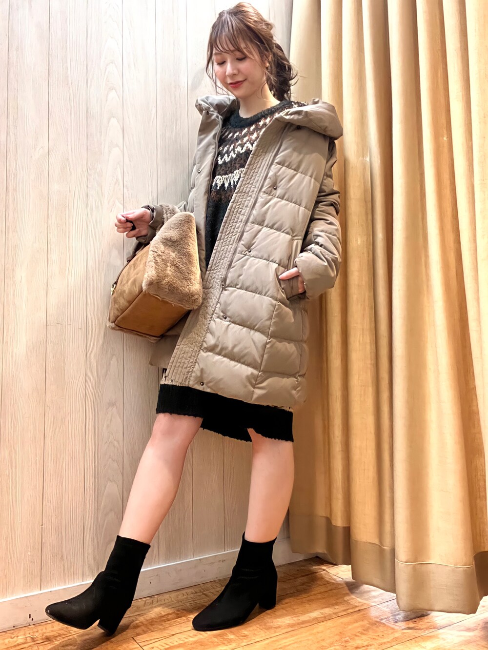 「シューラルー、ドレスキップ、キューティーブロンド、ニットワンピース、ノルディック柄、ダウン、ダウンコート、ショートブーツ、プチプラ、ダウンジャケット、カジュアル、ブーツ、ootd、冬、キレイめ」｜「SHOO・LA・RUEのノルディック柄ニットワンピース（ワンピース、ブラック系）」を使った、reinaさん（レディース・156cm）の冬コーディネートの2枚目の写真