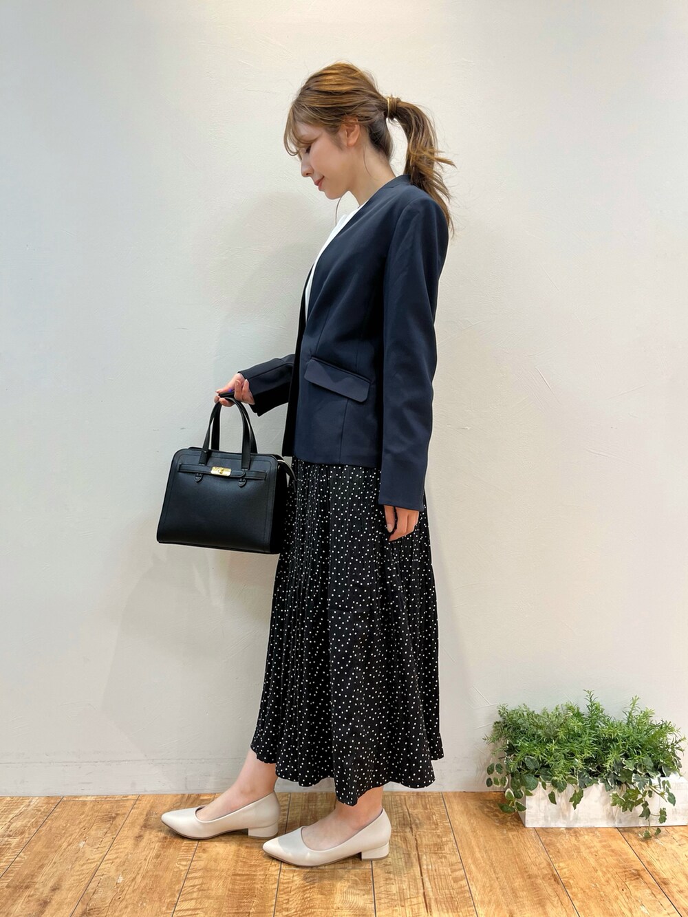 ホワイト系のシャツ/ブラウス、ブルー系のノーカラージャケット、ブラック系のスカートを着用したレディースの春コーディネートの2枚目の写真