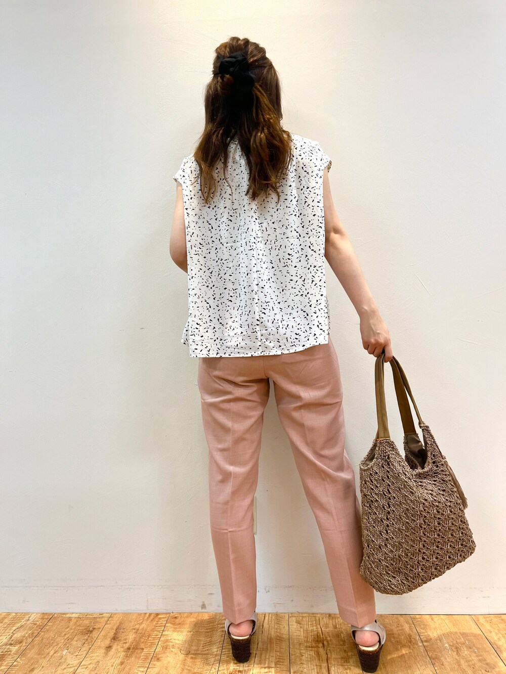 ホワイト系のシャツ/ブラウス、ピンク系のその他パンツ、ベージュ系のトートバッグを着用したレディースの夏コーディネートの3枚目の写真