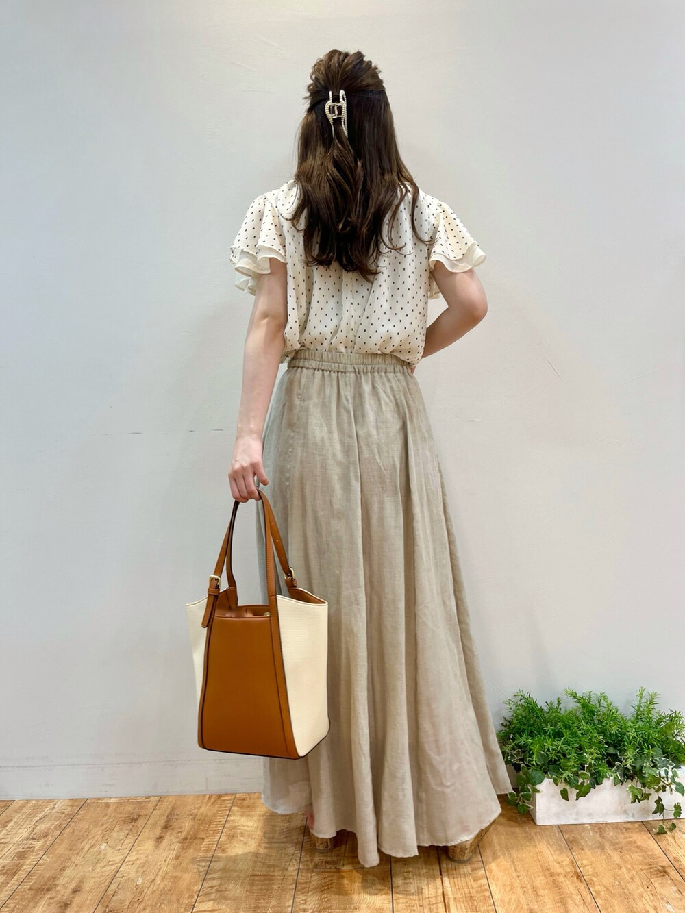 ホワイト系のシャツ/ブラウス、ベージュ系のスカート、イエロー系のトートバッグを着用したレディースの夏コーディネートの3枚目の写真