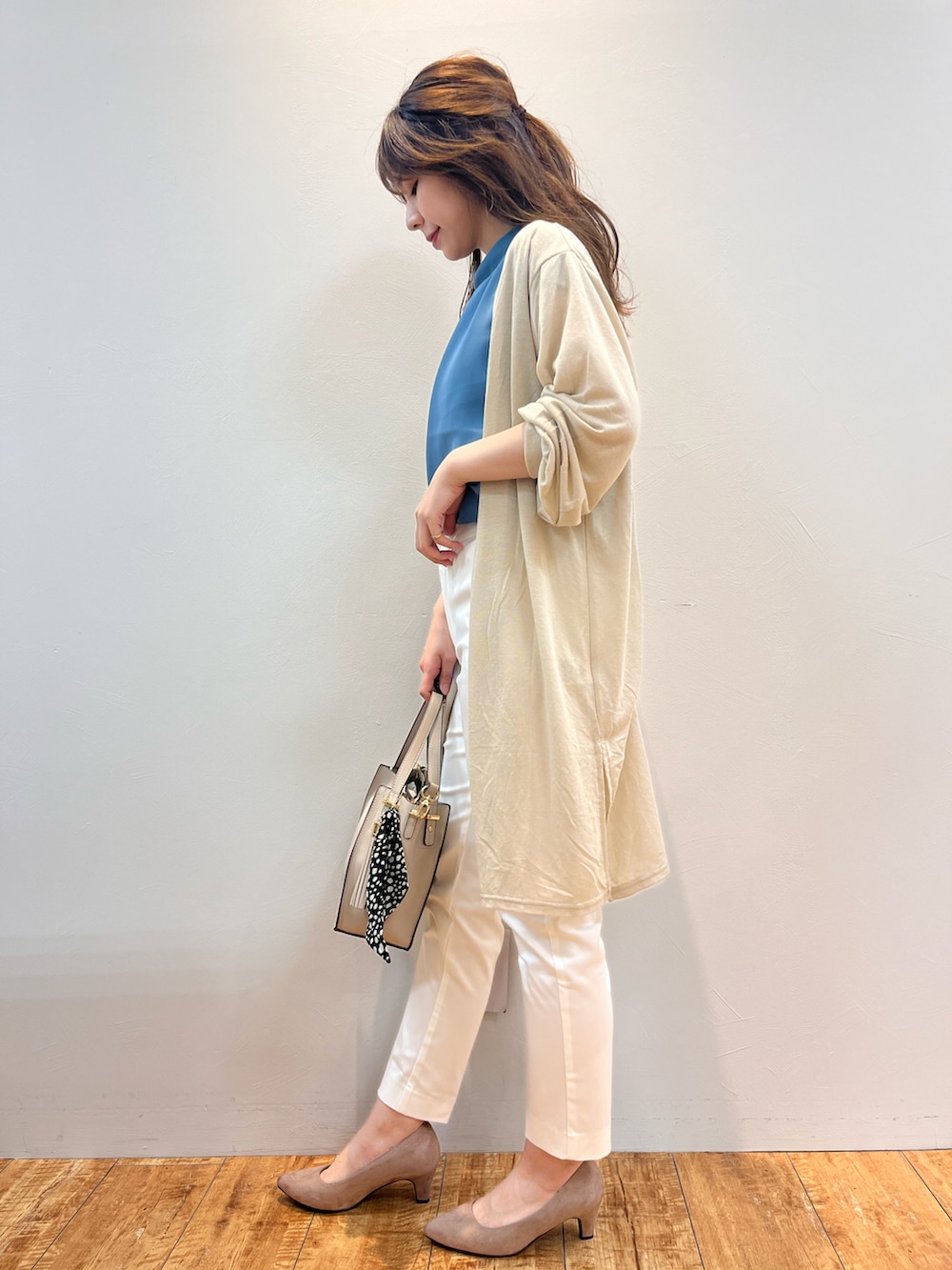 ブルー系のシャツ/ブラウス、ベージュ系のカーディガン/ボレロ、ベージュ系のパンプスを着用したレディースの夏コーディネートの2枚目の写真