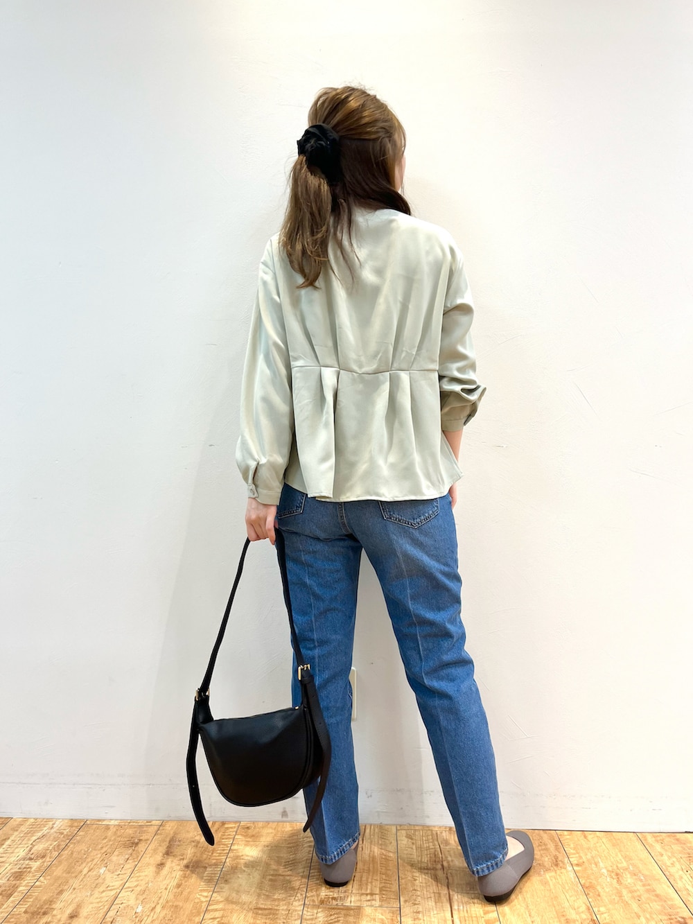 グリーン系のシャツ/ブラウス、ブルー系のデニムパンツ、ベージュ系のパンプスを着用したレディースの秋コーディネートの3枚目の写真