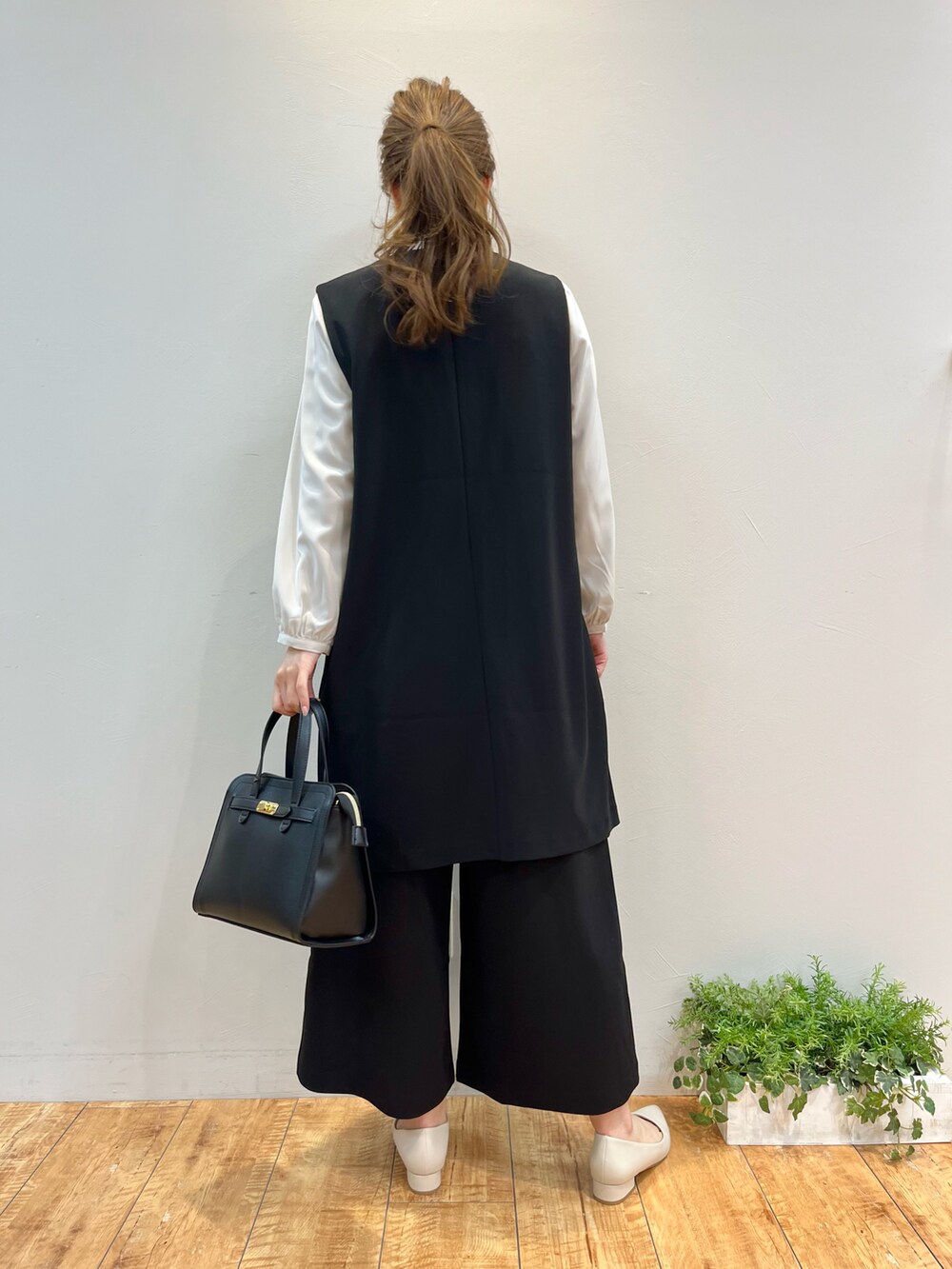 ブラック系のベスト、ベージュ系のシャツ/ブラウス、ブラック系のその他パンツを着用したレディースの冬コーディネートの5枚目の写真