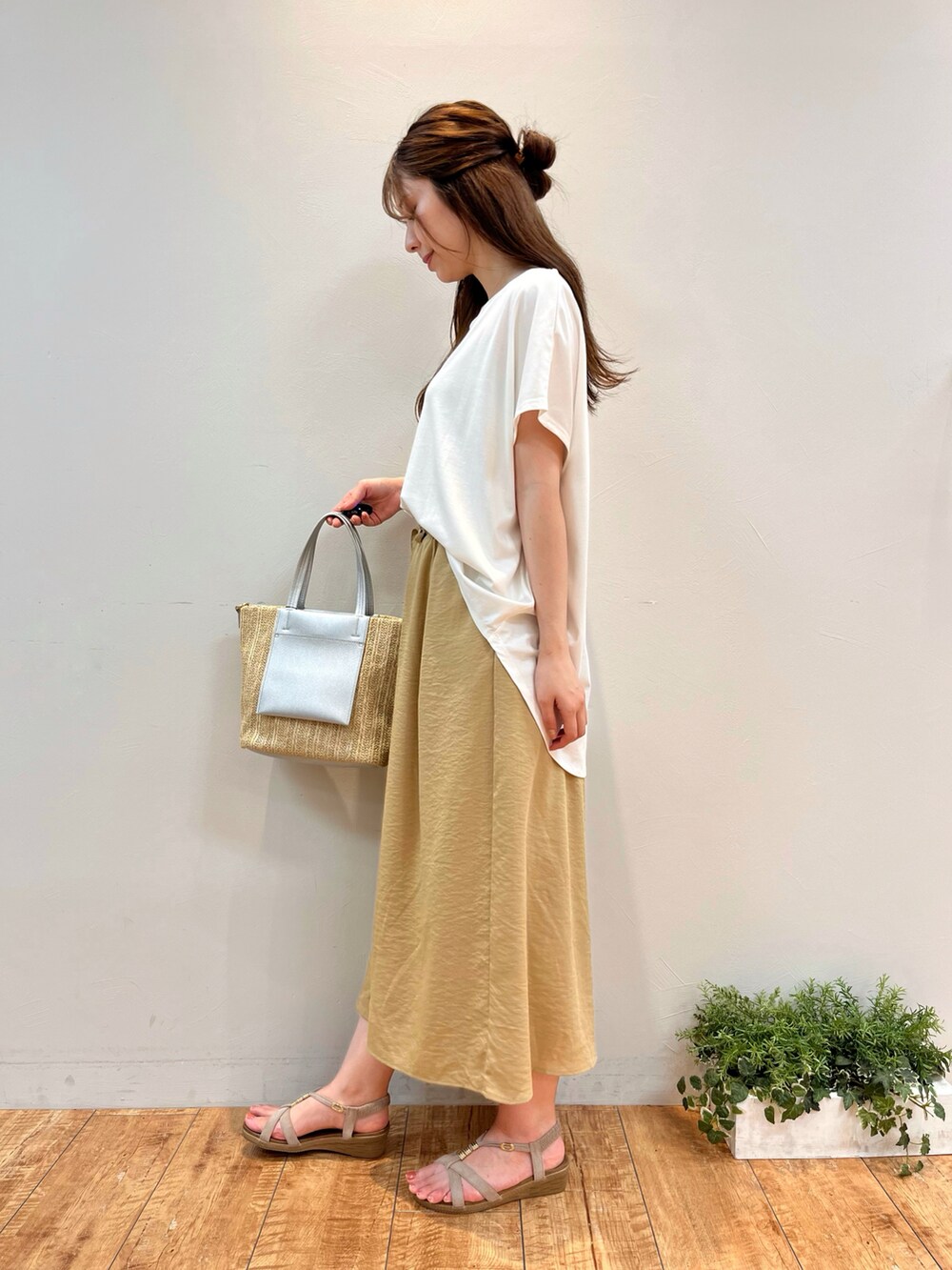 ホワイト系のTシャツ/カットソー、ベージュ系のその他パンツ、シルバー系のトートバッグを着用したレディースの夏コーディネートの2枚目の写真