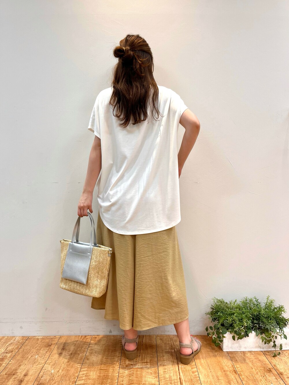 ホワイト系のTシャツ/カットソー、ベージュ系のその他パンツ、シルバー系のトートバッグを着用したレディースの夏コーディネートの3枚目の写真
