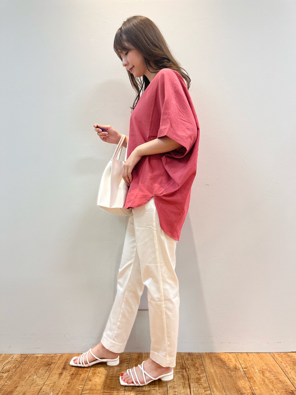 ピンク系のシャツ/ブラウス、ホワイト系のその他パンツ、ホワイト系のサンダルを着用したレディースの夏コーディネートの2枚目の写真